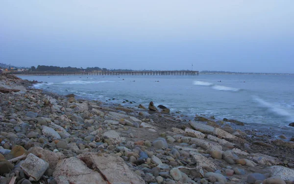 Surfeurs Audacieux Courageux Dans Océan Orageux Nuit Jetée Ventura Californie — Photo