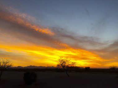 Ateşli gökyüzü ve bulutlar Arizona çölü alacakaranlıkta Tonopah, Az yukarıda