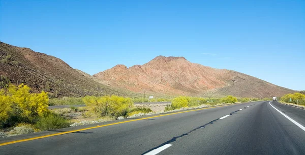 凯夫比尤茨 丘陵和低层山脉 Interstate Quartzsite 亚利桑那州沙漠 覆盖着干旱和极端耐热的植被 — 图库照片