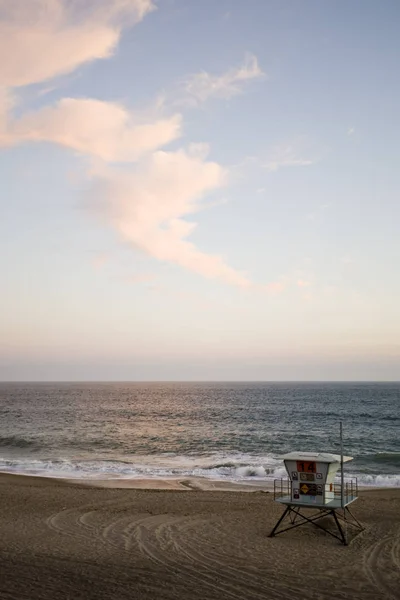 Spiaggia Con Nuvole Colorate Solitario Lifeguard Tower California — Foto Stock