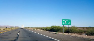 Yol işareti doğuya giden otoyol-10 gösteren 100 mil mesafe üzerinde sermaye şehir Phoenix, Arizona çölde.