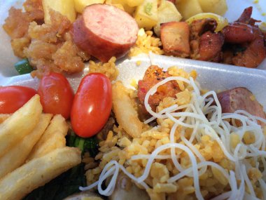 Yemek On--Go Çin restoranından Strafor öğle yemeği kutusundaki