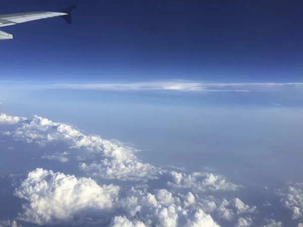 Ailerons 날개에서 비행기 날개에 크루즈 — 스톡 사진