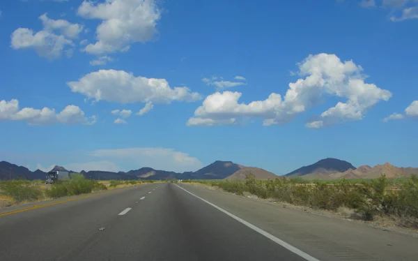 在季风季节 亚利桑那州的州际公路在山地荒漠十 — 图库照片