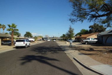 Arizona 'nın büyük başkenti Phoenix' in iyi korunan Xeriscaplı bölgesinde tek katlı evler olan yerleşim yerinin sonunda sessiz bir yer.
