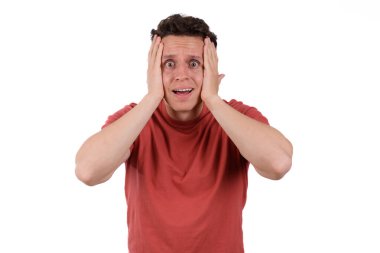 Kırmızı tişörtlü mutlu genç adam, şaşırmış, beyaz arka plan