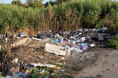 Poltava Ukrayna 'da çöp ve plastik atığı 4 Eylül 2025' te yasadışı atık ve çevresel hasar sorunu