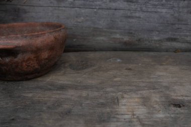 Geleneksel çömlekçilik, kırsal mutfak eşyaları ve tarihi el yapımı el sanatları konseptine yerleştirilmiş eski bir kır kuyusu.