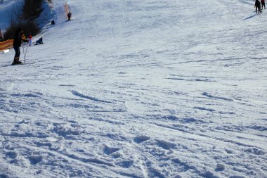 27 Şubat 2022 'de Ukrayna' da bir kayak merkezinde kar yamaçlarında kayak yapan çocuk kayakçı. Sadece editör kullanımı.