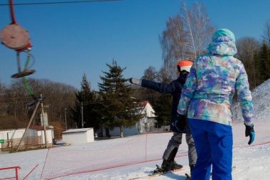 27 Şubat 2022 'de Ukrayna' daki bir kayak merkezinde kar kayağı yapan ve snowboard yapan insanlar. Sadece editör kullanımı.