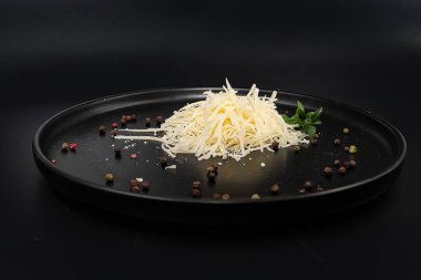 Siyah tabakta ızgara peynir ve biber ve taze otlar. Minimalist yemek tasarımı, yemek pişirme, yemek tarifleri, menü tasarımı ve mutfak kavramları için mükemmel..