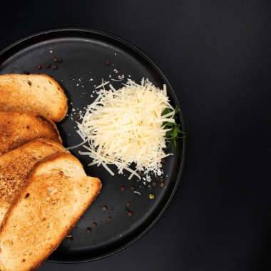 Izgara peynir, siyah tabakta kızartılmış ekmek dilimleriyle servis edilir. Kahvaltı, atıştırmalık, aperatif, süt ürünü ve gurme yemeği kavramı..