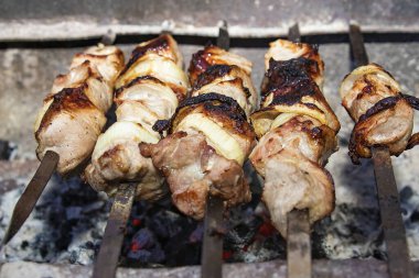 Kızarmış mısırlı ızgara et şişleri.