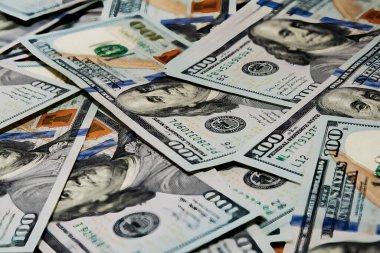 ABD Doları banknotları yığınla 100 dolarlık banknotlar, para, finans, iş, bankacılık, yatırım ve ekonomi sembolü.