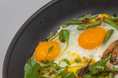 Taze sebzeli iki sahanda yumurta, fasulye, mısır ve sebze kızartma tavasında pişirildi. Ev yapımı sağlıklı kahvaltı kavramı..