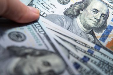 100 dolarlık banknotların el ele tutuşma hayranı. Para, zenginlik, yatırım, iş başarısı ve mali refah kavramı.