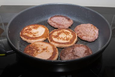 Fırında tavada kızaran altı hamburger köftesi. Ev yapımı et ve tavuk pirzolası, fast food pişirme, akşam yemeği hazırlama, mutfakta kızartma işlemini kapatma..