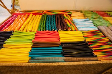 Çiğnenmiş şeker çubuklarını parlak gökkuşağı renklerinde ve şeker kaplamalı kapatın. Şekerci dükkanı tasarımı, şekerleme arka planı, tatlı temaları ve tatil konseptleri için mükemmel..