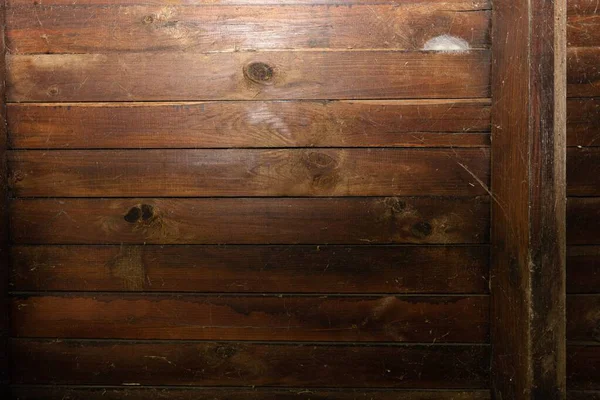 Görünür düğümleri, çizikleri ve sıcak kahverengi tonları olan kırsal ahşap kalasları kapatın. Tasarım, dekorasyon, inşaat ve eko kavramları için doğal ahşap dokusu.