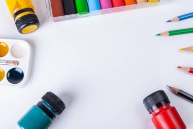 Kahve, kek masada ve arka planda çiçek fincan