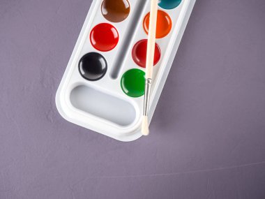 Suluboya ve fırçalar. Çizim için aksesuarlar. 