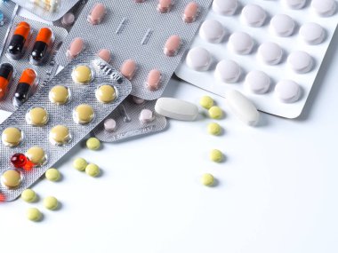 Tabletler ve Kapsüller bir paket kopya alanı ile beyaz bir arka plan üzerinde