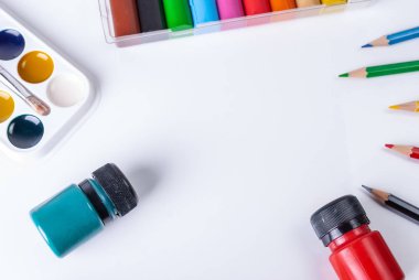 Boya, kalem, hamuru kopya alanı ile beyaz bir arka plan üzerinde renkli