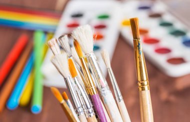 Bulanık bir arka plan üzerinde fırçalarla Kupası