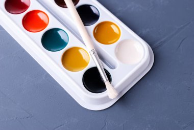 Suluboya ve fırçalar. Çizim için aksesuarlar. 