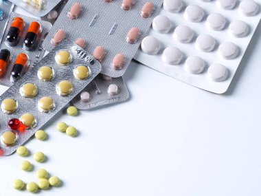 Tabletler ve Kapsüller bir paket kopya alanı ile beyaz bir arka plan üzerinde