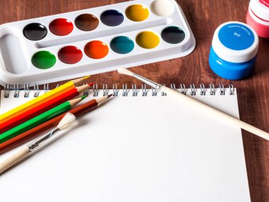 Renkli kalemler ve renkleri bir dizüstü