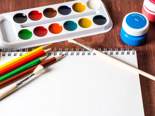 Renkli kalemler ve renkleri bir dizüstü