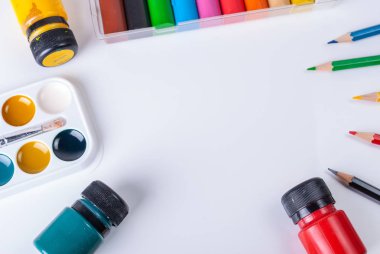 Boya, kalem, hamuru kopya alanı ile beyaz bir arka plan üzerinde renkli