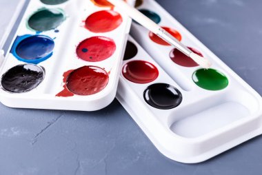 Beyaz kutu içinde kullanılan suluboya