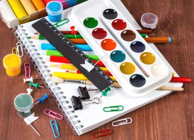 Okul bir ahşap arka plan sağlar. Okula dönüş