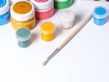 Kavanoz boya çizim ve beyaz zemin üzerine fırça ile