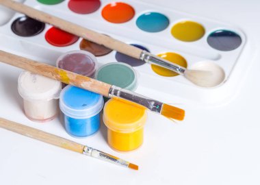 Sanatçı - fırçalar ve akrilik boyalar için Araçlar