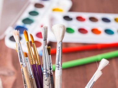 Bulanık bir arka plan üzerinde fırçalarla Kupası