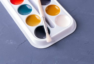 Suluboya boya kutusu ve fırça 