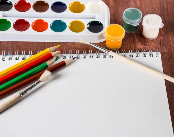 Boya ve kalem beyaz bir arka plan üzerinde