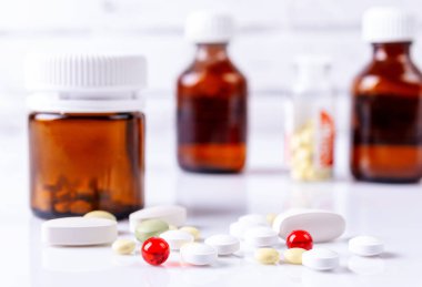 Tabletler ve tıbbi şişe beyaz bir tablo. Tıp kavramı