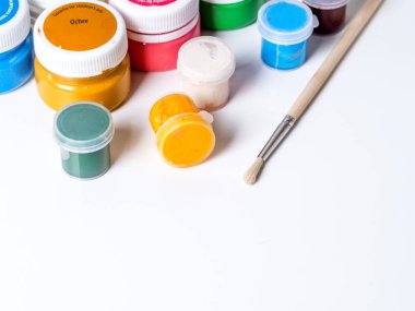 Kavanoz boya çizim ve beyaz zemin üzerine fırça ile