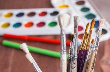 Bulanık bir arka plan üzerinde fırçalarla Kupası