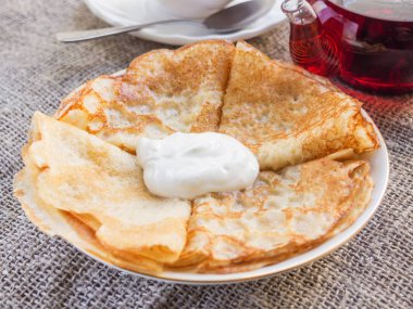 Krep, Çaydanlık ve arka plan üzerinde beyaz fincan tabağı