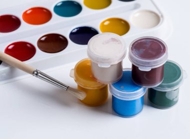 Sanatçı - fırçalar ve akrilik boyalar için Araçlar