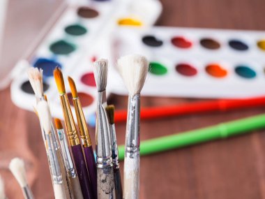 Boyalar kutularının arka plan boyama için fırçalar