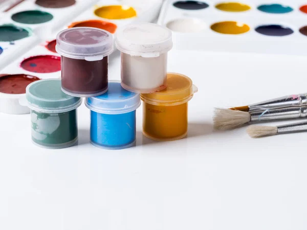 画家用的工具画笔和丙烯酸颜料 — 图库照片