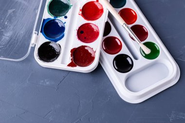 Yeni ve kullanılmış suluboya ve fırçalar ile kutuları