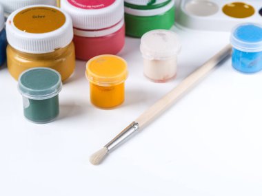 Guaj, fırçalar ve beyaz zemin üzerine suluboya