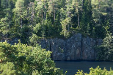 Kayanın üzerinde yedi ve uçurumun yaklaştı. Tilt-Shift etkisi